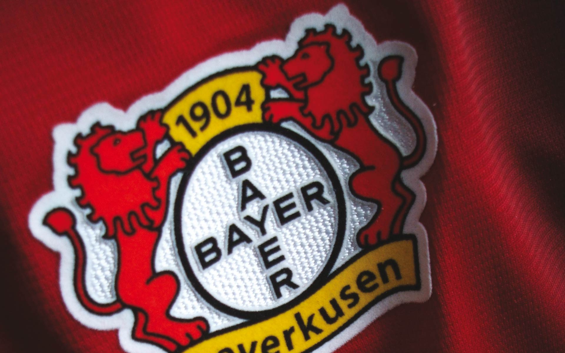 Bayer 04 Leverkusen Corporate Design, Bayer04-Emblem auf dem Trikot