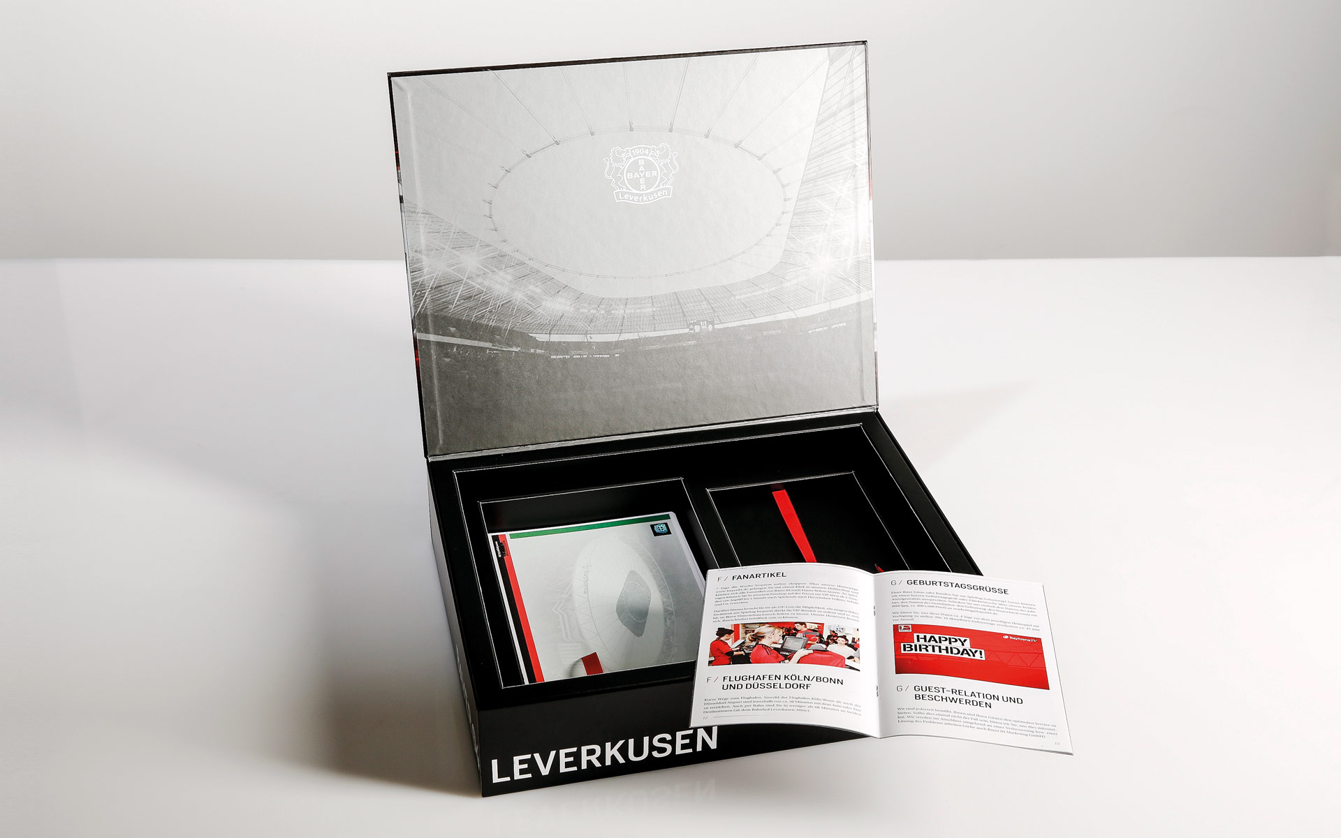 Bayer 04 VIP-Ticketbox, untere Lage mit Broschüre und Parkausweisen
