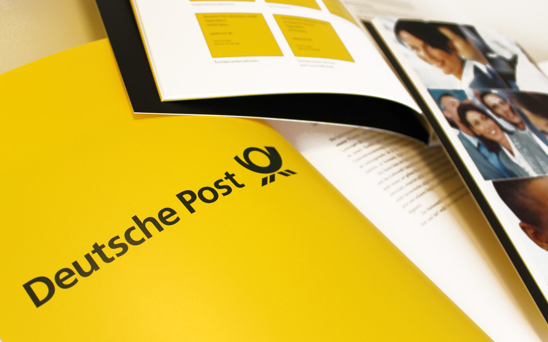 Deutsche Post AG / DHL Corporate Design,  CD-Manual, Doppelseite