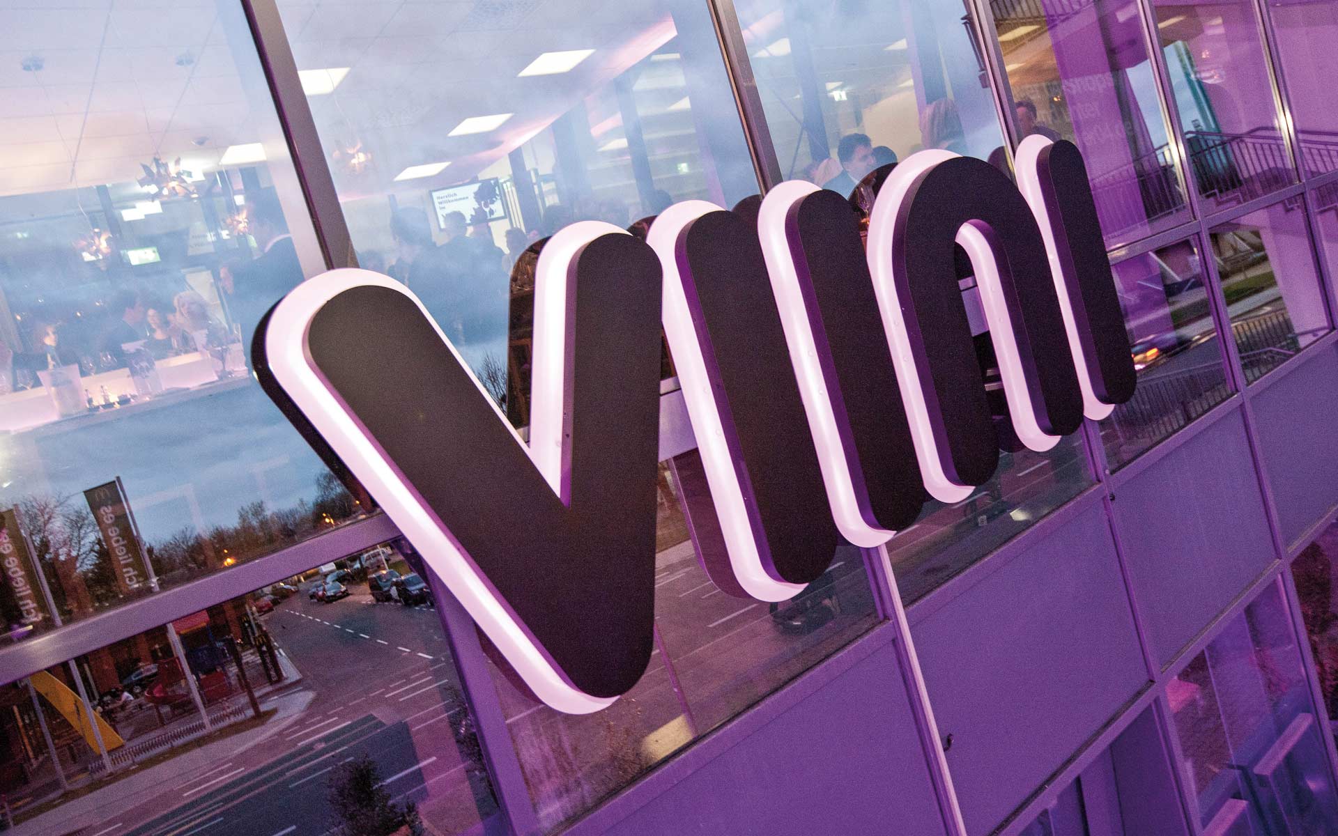 VIINI Brand Identity, Corporate Design, Logotype am Gebäude