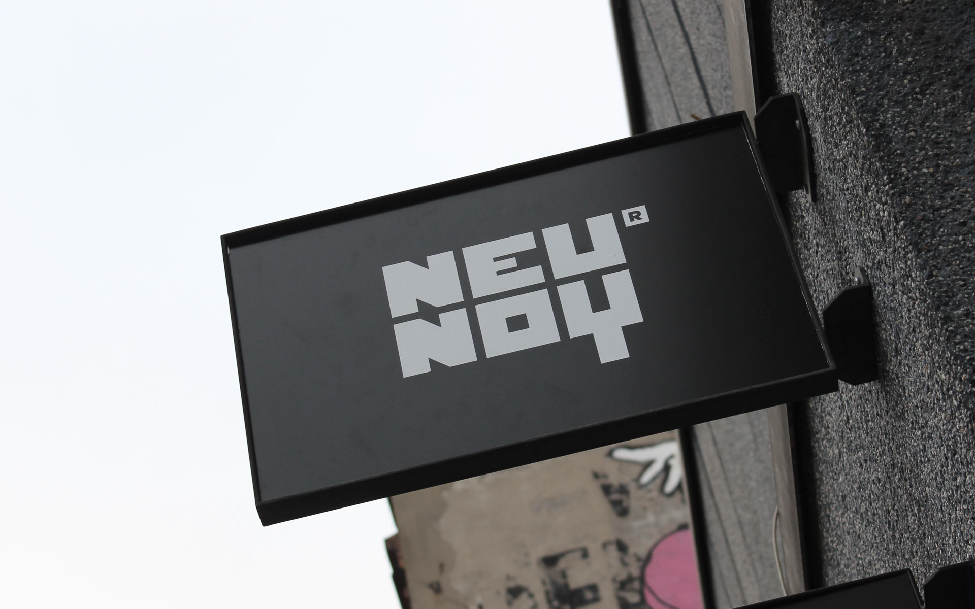 neunoy Corporate Design, Fassadenschild, Logotype